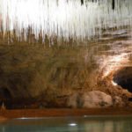 Les Grottes de Choranches, site touristique. Grotte légèrement éclairée, composée de stalactites fistuleuses, de stalgmites et d'eau