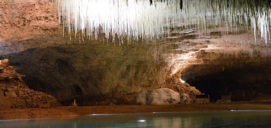 Les Grottes de Choranches, site touristique. Grotte légèrement éclairée, composée de stalactites fistuleuses, de stalgmites et d'eau