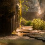 Fontaine naturelle du jardin des fontaine pétrifiante au coucher de soleil