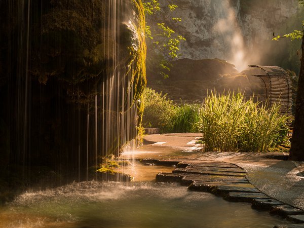 Fontaine naturelle du jardin des fontaine pétrifiante au coucher de soleil