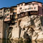 Maisons aux façades colorées suspendues sur une roche au dessus de l'eau à Pont en Royans