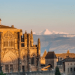 L'Abbaye de Saint Antoine de l'Abbaye dans L'Isère éclairée par le coucher de soleil