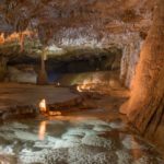 Les Grottes de Choranches, site touristique. Grotte légèrement éclairée, composée de stalactites fistuleuses, de stalgmites et d'eau