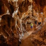 La Grotte de Thaïs à Saint Nazaire en Royans vu de l'intérieur. Visite sur la préhistoire