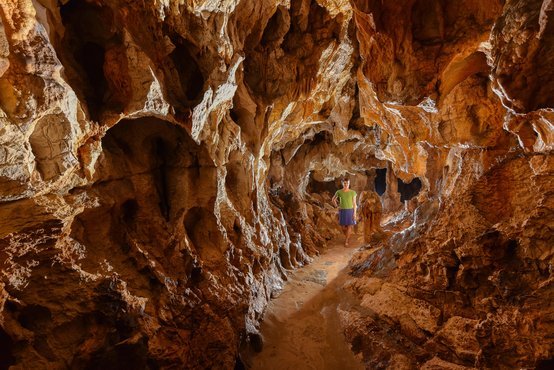 La Grotte de Thaïs à Saint Nazaire en Royans vu de l'intérieur. Visite sur la préhistoire